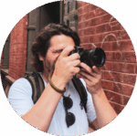 Founsy, shooting with a camera